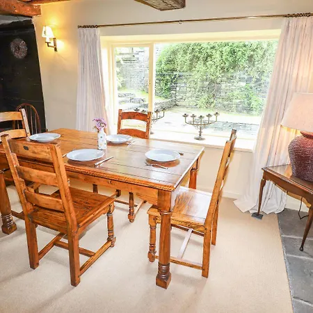 The * コニストン