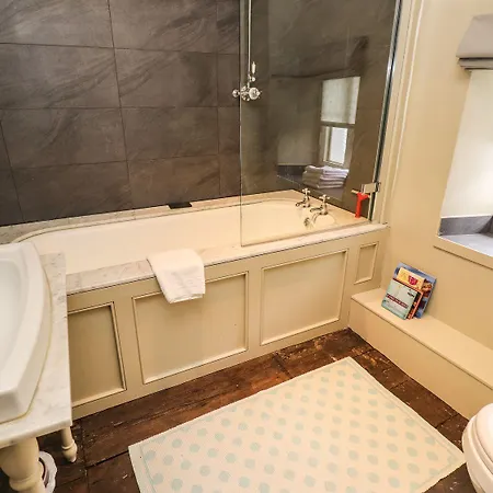 The * コニストン